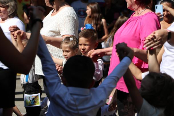 Közeli kép két kisgyerekről a közös tánc közben.
