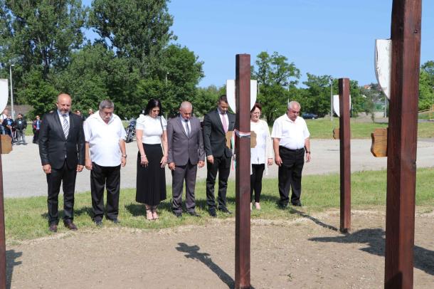 Ózd Város Önkormányzata nevében Janiczak Dávid polgármester és valamennyi képviselői is tiszteletét tette az emlékműnél.
