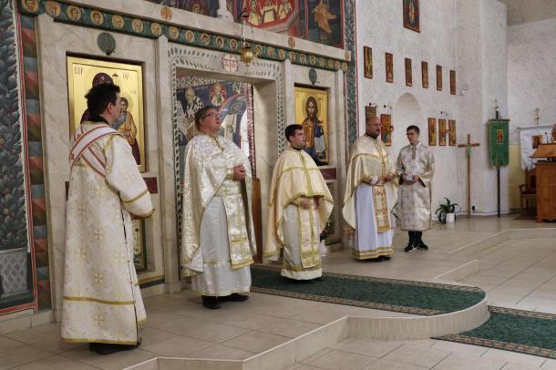 Távoli kép a liturgia lebonyolítóiról.