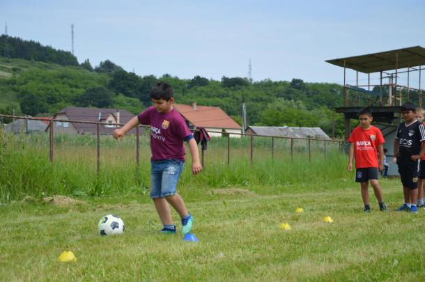 Ügyesen vezeti a labdát az egyik ifjú focista.