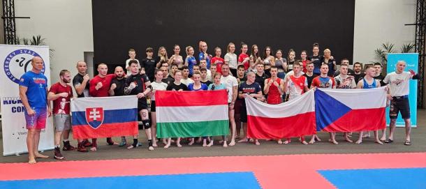 A visegrádi négyes találkozón csehországi, lengyelországi, magyarországi és szlovákiai sportemberek vettek részt. Csoportfotó valamennyi ország képviselőjéről.