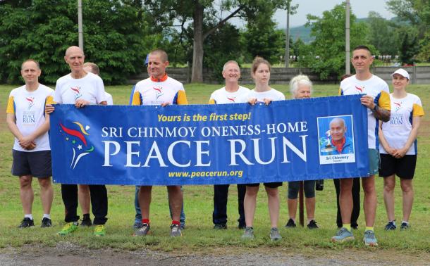 A Békefutás képviselői tartják a Peace Run hivatalos molinóját.