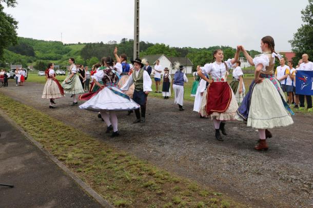 A Bolyky Tamás Általános Iskola Néptánc Együttes tagjai ropják a táncot.