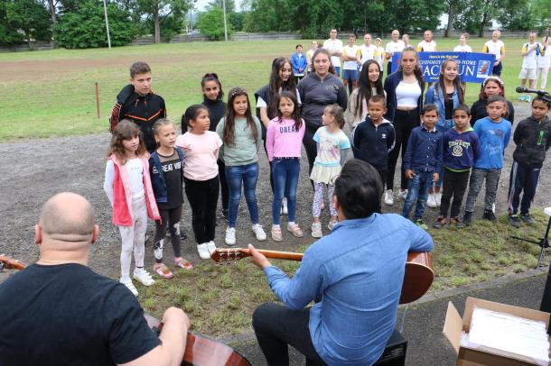 Sajóvárkonyi Általános Iskola diákjai énekelnek élő zene kíséretében.
