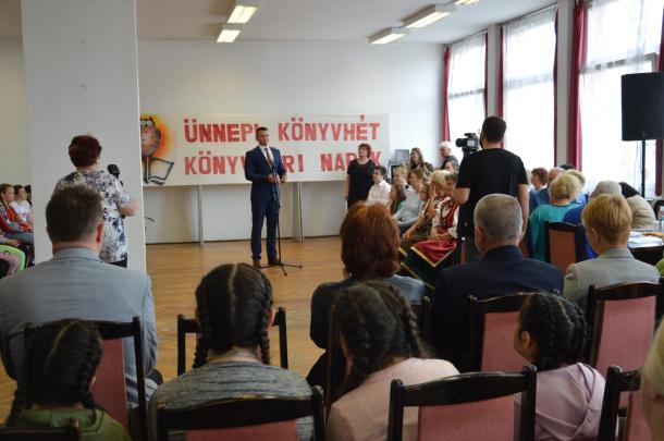 Janiczak Dávid, városunk polgármestere is köszöntötte a látogatókat és írókat.
