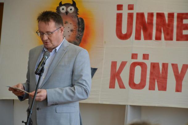Bukovinszky Zsolt, az ÓMÉK Ózdi Művelődési és Kommunikációs Nonprofit Kft. ügyvezetője nyitotta meg a kiállítást.