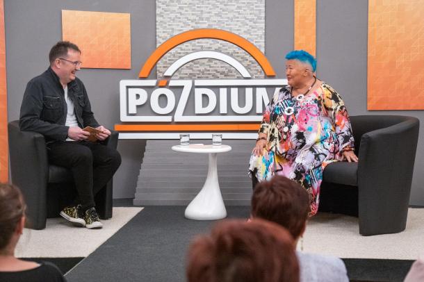 Bukovinszky Zsolt beszélgetőpartnere a Pózdium színpadán Falusi Mariann énekes, színész, műsorvezető.