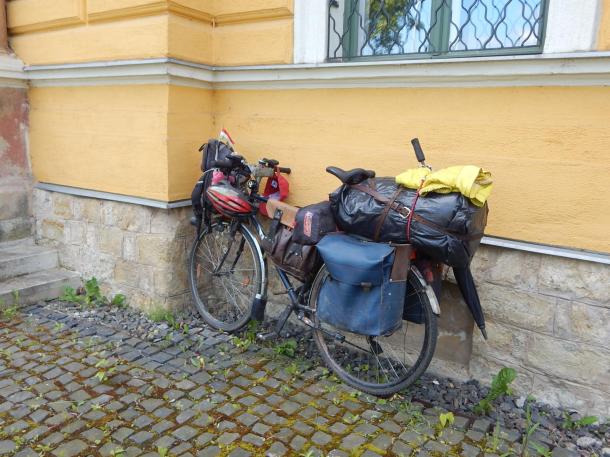 Martos Gábor kerékpárja csomagokkal felszerelve, amely körülbelül plusz 25 kg súlyt jelent.
