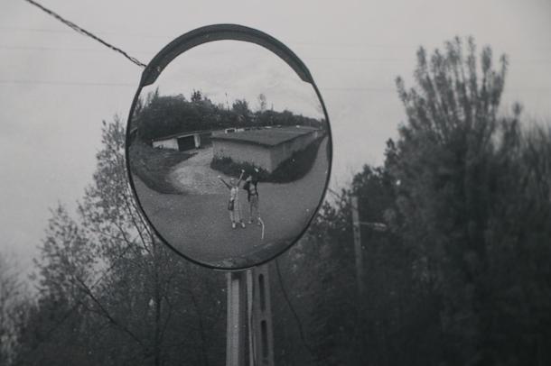 Egy domború tükröt ábrázoló kép.