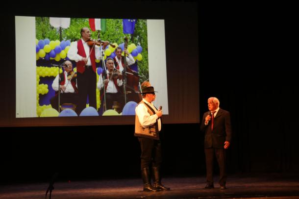 Balog Zoltán, a Szabad Szombat Táncegyüttes elnöke (balra) és Berki Lajos, az Ózdi Roma Nemzetiségi Önkormányzat elnökhelyettese (jobbra) egy beszélgetés során elevenítették fel emlékeiket.