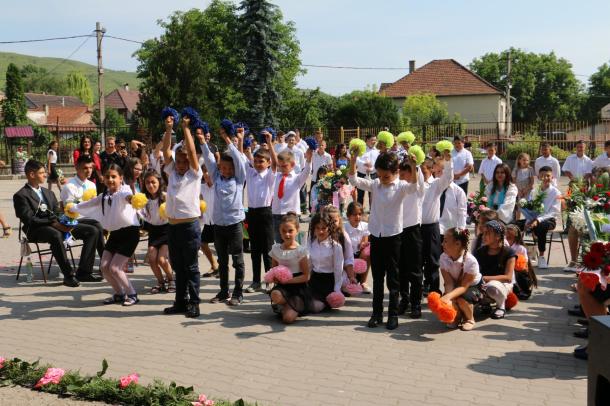 Az alsó tagozatos diákok zenés táncműsort adtak elő.