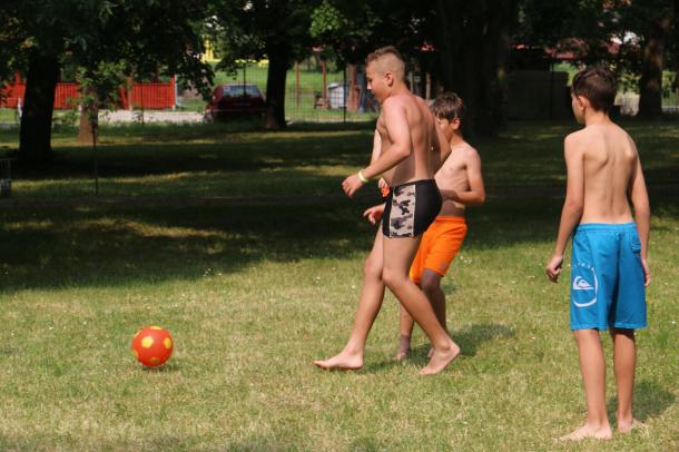 A fiatalok most labdarúgással kapcsolódtak ki.