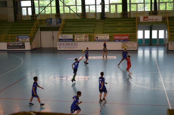 Szezonvégi búcsúmérkőzést tartottak az U11-es kézilabdások a Marosi István Városi Sportcsarnokban.