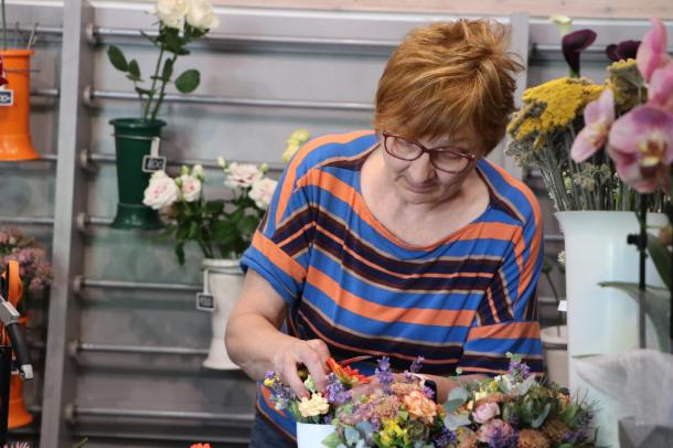 Hercska Istvánné Jolika készíti az ajándékot a Virággal egy mosolyért akcióra.