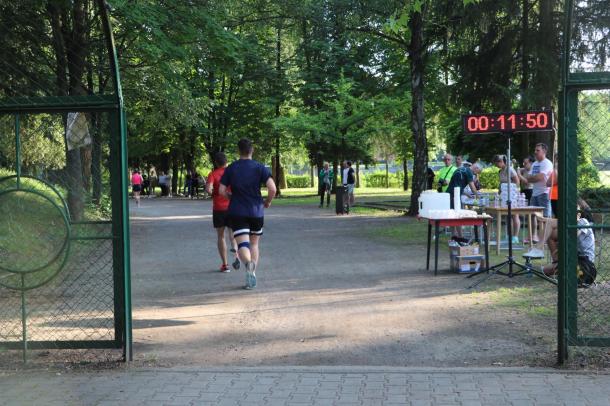 A futók az időmérő óra mellett haladnak el.