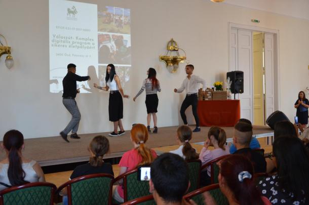 A programon a „válaszutas” fiatalok is felléptek. Egy zenés, táncos produkcióval készültek a tanévzáróra.