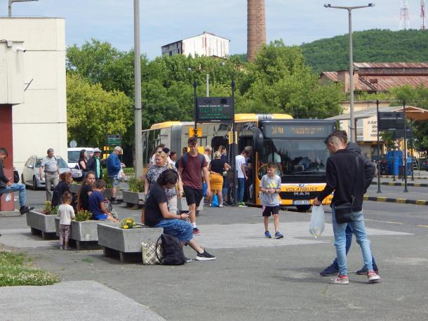 A menetrend szerinti buszra várakozó utasok az autóbusz-állomáson.