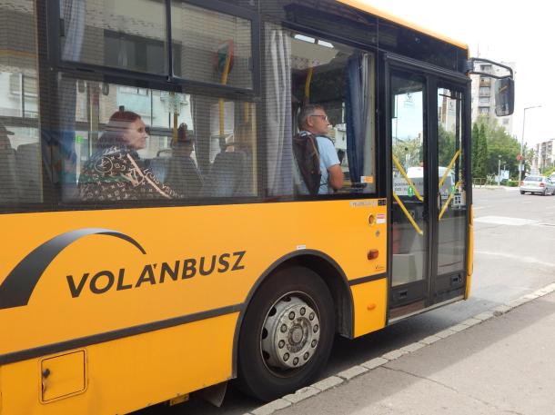 Az utasokkal elinduló Volánbusz járata az egyik buszváróból.