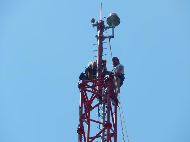 A fogadó csapat az 56 méter magas torony tetején várja az antennákat.