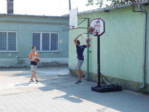 A kosárlabda népszerű volt, az egyik diák bedobja a labdát.