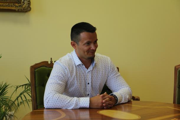 Janiczak Dávid, polgármester büszkén tekint a kimagaslóan teljesítő diákokra.