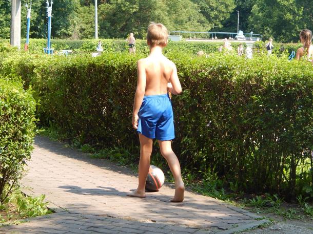 Egy fiú labdázással foglalja le magát.