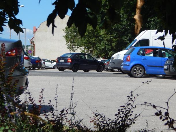 A Vasvár úti parkolóban gépjárművek állnak.