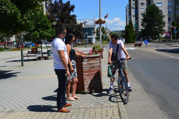 Városunk polgármestere és alpolgármestere beszélget az egyik kerékpárral közlekedővel.