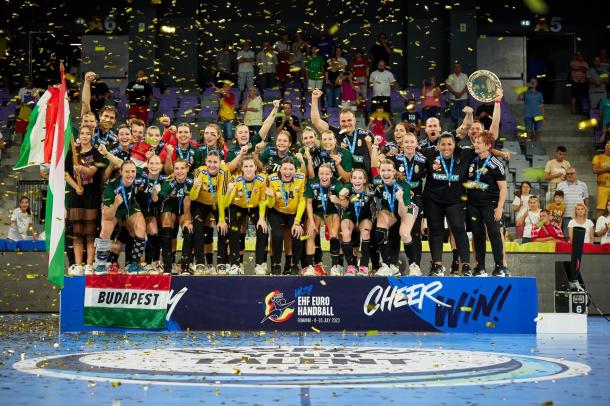 A magyar junior női válogatott a kézilabda-Európa-bajnokság dobogóján.