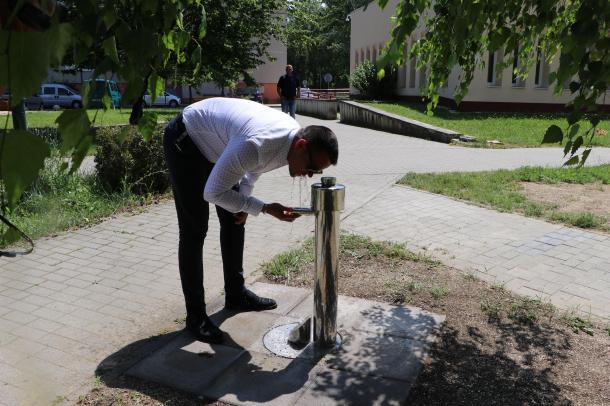 Janiczak Dávid polgármester iszik az új kútból.
