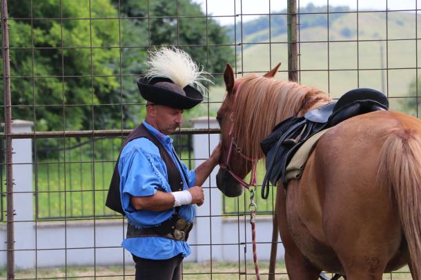 Az egyik lovas felkészíti hátasát az útra.