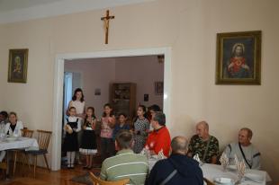 A II. János Pál Katolikus Általános Iskola tanulói énekszóval örvendeztették meg a megjelenteknek.