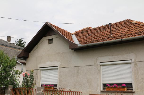 Családi háznál a tető karbantartásával megelőzhető a héjazat megbomlása.