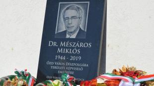 Dr. Mészáros Miklós tiszteletére avattak emléktáblát.