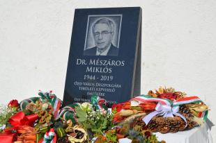 Dr. Mészáros Miklós tiszteletére avattak emléktáblát.