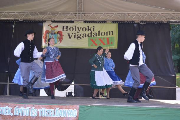 A XXI. Bolyoki Vigadalom színpadi fellépői között néptáncosok is szerepeltek.
