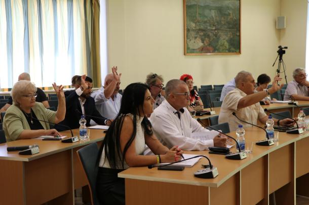 Résztvevők szavaznak a Pénzügyi és Gazdasági Bizottság ülésén.