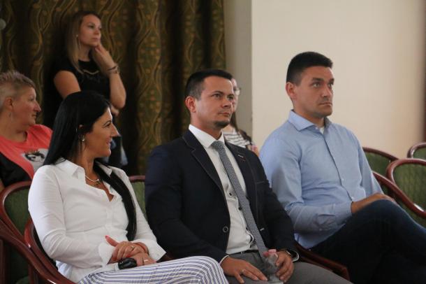 A sorok között ült (balról jobbra) Zsuponyó Anett alpolgármester, Janiczak Dávid polgármester és dr. Csuzda Gábor önkormányzati képviselő is.