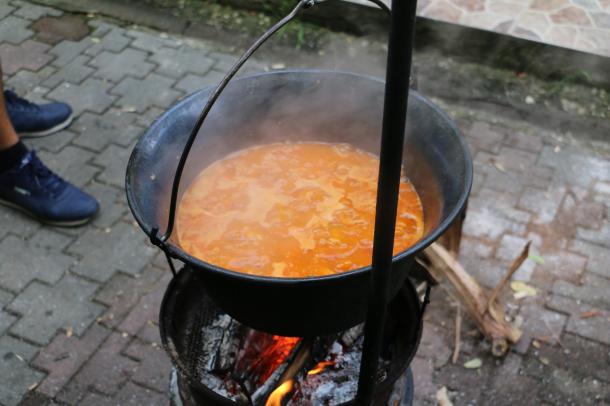 Rotyog a bográcsban az ízletes lecsó.