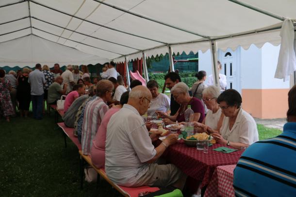 A szakácsok fantáziájának köszönhetően idén ötféle ízű lecsóval kedveskedtek a közösségnek.