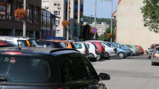 A Vasvár úti parkolóban nagy a forgalom.