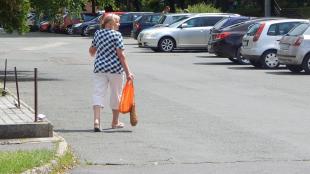Egy idős nő nyárias öltözékben.