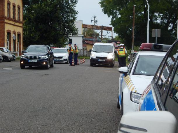 A rendőrök igazoltatják a gépjármű vezetőket a vasútállomás előtt.