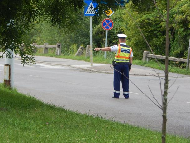 A rendőr az autós forgalmat irányítja.