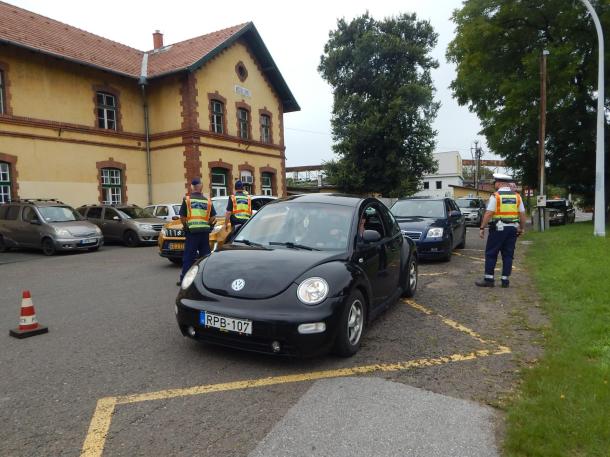 A rendőrök sorban ellenőrzik a gépjárművezetőket.