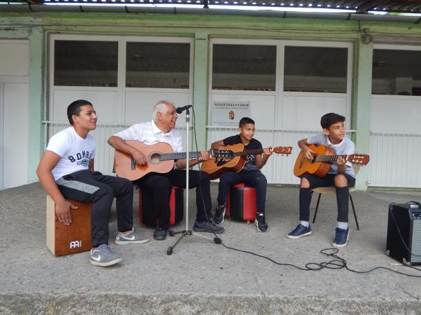 A Kék Sirály Zenei Egyesület Nemzetiségi Táborában zenélnek az Ózdi Apáczai Csere János Általános Iskola udvarán.