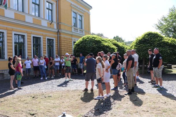 A múzeum munkatársai az udvaron fogadták a látogatókat.