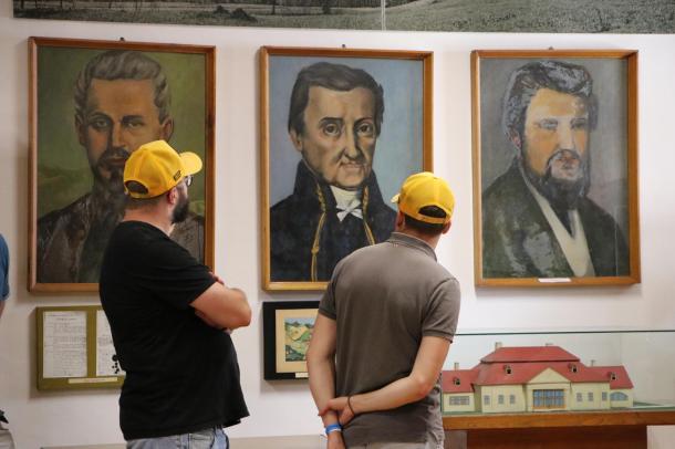 A festményeket nézik a múzeumba látogató társaság tagjai.