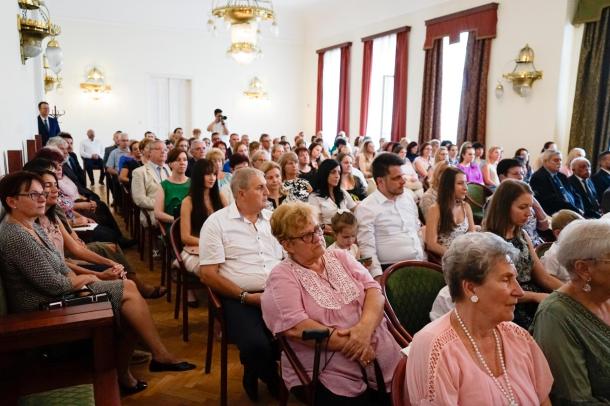 Nézők az ÓMÉK-Olvasó Adorján Lajos termében.