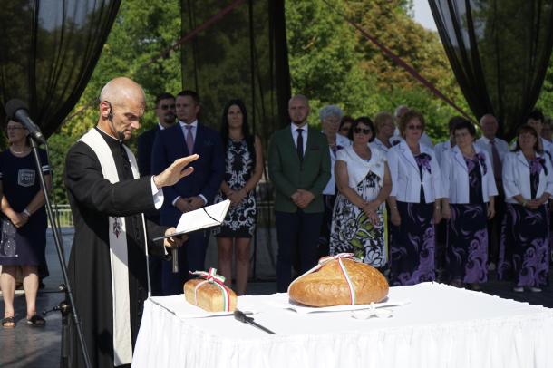 Szőke Gábor római katolikus plébános megáldja az új kenyeret.